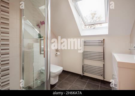 Essex, Angleterre - novembre 18 2019 : salle de bains moderne et contemporaine carrelée avec lavabo en céramique, porte-serviettes et wc Banque D'Images