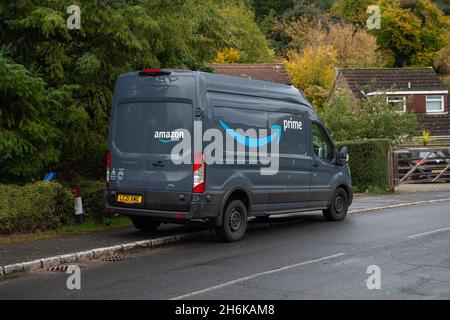 Marlow Bottom, Buckinghamshire, Royaume-Uni.29 octobre 2021.Un liveur de colis Amazon Premium.La pénurie de vecteurs de livraison semble se poursuivre après le Brexit, car de nombreux travailleurs d'Europe de l'est ont quitté le Royaume-Uni et sont retournés chez eux.Crédit : Maureen McLean/Alay Banque D'Images