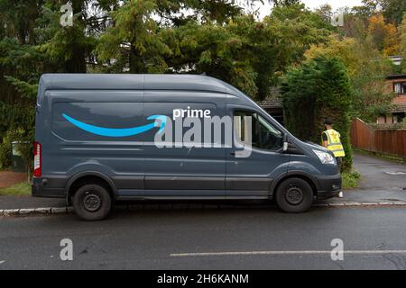 Marlow Bottom, Buckinghamshire, Royaume-Uni.29 octobre 2021.Un liveur de colis Amazon Premium.La pénurie de vecteurs de livraison semble se poursuivre après le Brexit, car de nombreux travailleurs d'Europe de l'est ont quitté le Royaume-Uni et sont retournés chez eux.Crédit : Maureen McLean/Alay Banque D'Images