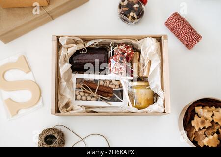 Coffret de soin cadeau, paquet de desserts sains et de bonbons.Boîtes d'abonnement pour Noël et les vacances, cadeau pour famille et amis.Noël Banque D'Images