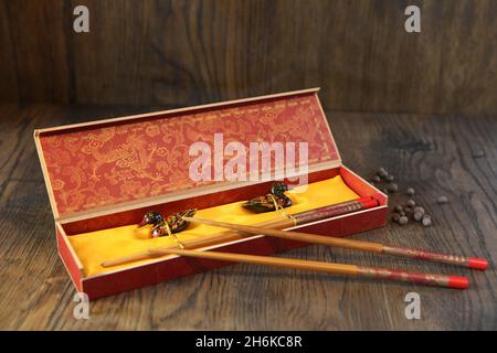 baguettes et repose dans la boîte traditionnelle sur table en bois de chêne foncé. baguettes réutilisables en bambou Banque D'Images