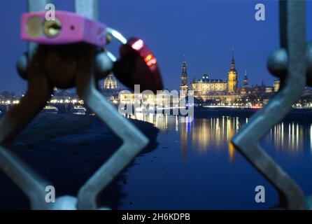 Dresde, Allemagne.16 novembre 2021.Les châteaux pendent sur la balustrade du Marienbrücke en face de la vieille ville de l'Elbe avec la Frauenkirche (l-r), le Ständehaus, la Hofkirche, l'hôtel de ville, le Hausmannsturm,Le Kreuzkirche, la Residenzschloss et le Semperoper.Credit: Robert Michael/dpa-Zentralbild/ZB/dpa/Alay Live News Banque D'Images