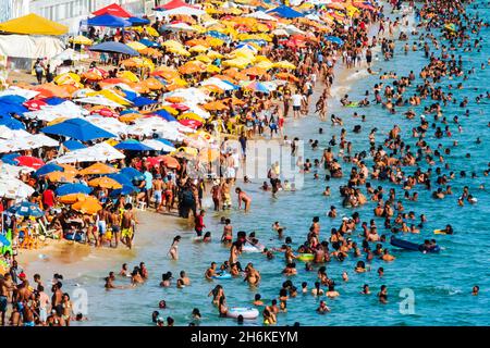 Salvador, Bahia, Brésil - 06 janvier 2019: Des milliers de personnes sur la plage de Boa Viagem à Salvador, dans l'État brésilien de Bahia. Banque D'Images