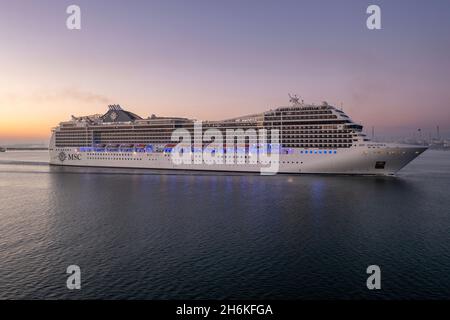 Vue aérienne de MSC Magnifica, partie de MSC Cruises arrivant tôt le matin au port de Southampton. Banque D'Images