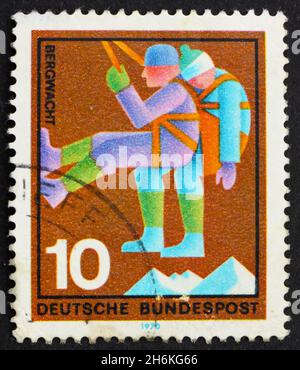 ALLEMAGNE - VERS 1970: Un timbre imprimé en Allemagne montre Mountain Climber, secouriste qui fait tomber la victime, honorant divers services volontaires, circ Banque D'Images