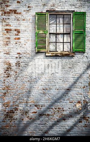 Bâtiment en brique avec fenêtres en bois vert rectangulaire avec volets, en Nouvelle-Angleterre, aux États-Unis Banque D'Images