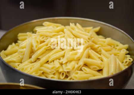 bol de macaroni cuit. prêt pour votre sauce préférée. Banque D'Images