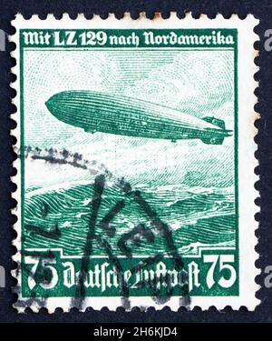 ALLEMAGNE - VERS 1936: Un timbre imprimé en Allemagne montre Hindenburg, Airship, vers 1936 Banque D'Images