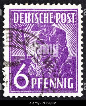 ALLEMAGNE - VERS 1947: Un timbre imprimé en Allemagne montre planter Olive, vers 1947 Banque D'Images