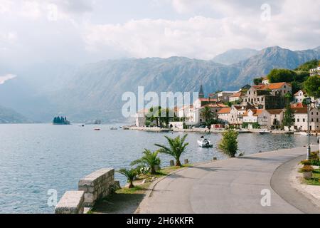 Côte de Perast avec de vieilles maisons en pierre parmi la verdure.Monténégro Banque D'Images