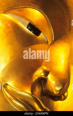 Face du Bouddha couché, Temple Wat po, Bangkok, Thaïlande Banque D'Images
