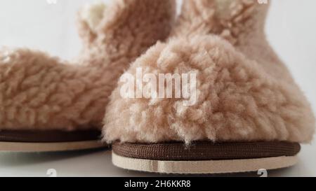 Gros plan chaud hiver chaussons en peau de mouton. Banque D'Images