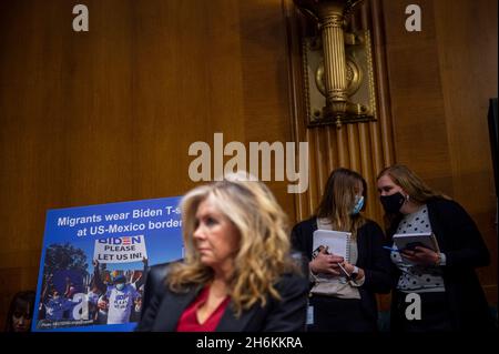 Le sénateur américain Marsha Blackburn (républicain du Tennessee) écoute tandis que le secrétaire à la sécurité intérieure des États-Unis Alejandro N. Mayorkas présente son allocution d'ouverture lors d'une audience de la Commission du Sénat sur la magistrature sur la surveillance du ministère de la sécurité intérieure dans le bâtiment du bureau du Sénat Dirksen à Washington, DC, mardi,16 novembre 2021.Crédit : Rod Lamkey/CNP/MediaPunch Banque D'Images