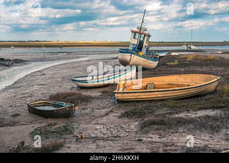 Bateaux sur la marée basse du St de boue à Mow Creek Brancaster Staithe Harbour nord Norfolk Angleterre Banque D'Images