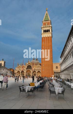 Tables pour les dîners avec la face ouest du Campanile vu de la place Saint Marc, Venise, Vénétie, Italie Banque D'Images
