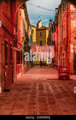 Lavage traîner à sécher des maisons dans une ruelle étroite de Sotoportego delecolone Venise Italie Banque D'Images