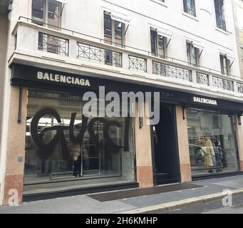 Milan, Italie.16 novembre 2021.Milan, Italie Balenciaga boutique située dans la via Montenapoleone une inscription apparaît sur la fenêtre GUCCI en noir spai dans la photo: Credit: Independent photo Agency/Alay Live News Banque D'Images