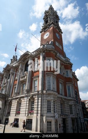 Hôtel de ville classique avec sa tour d'horloge victorienne dans le High Street Colchester Essex en Angleterre Banque D'Images