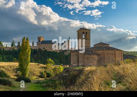 Vue sur l'Iglesia de la Vera Cruz et l'Alcazar dans la ville de Ségovie en Espagne Banque D'Images