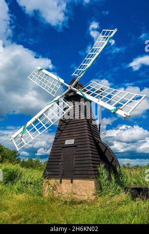 Moulin à vent à Wicken Fen près de Cambridge Angleterre.La pompe à vent était l'une des six utilisées pour drainer les fosses de gazon à la fin du XIXe siècle. Banque D'Images