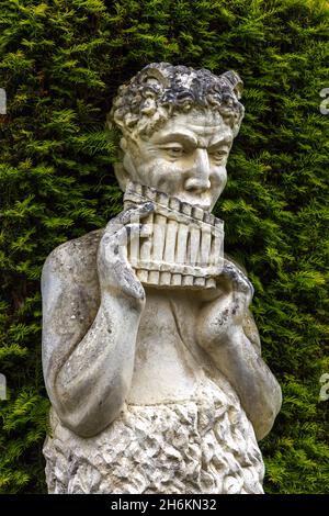 Piper une statue de Pan and Pipes à Anglesey Abbey Cambridge Angleterre GB Royaume-Uni Banque D'Images