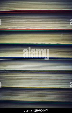 Arrière-plan, pile de vieux livres avec des pages jaunrées Banque D'Images