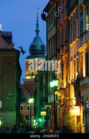 Rue dans le centre historique avec le Spire du Château Royal de Varsovie, Pologne Banque D'Images
