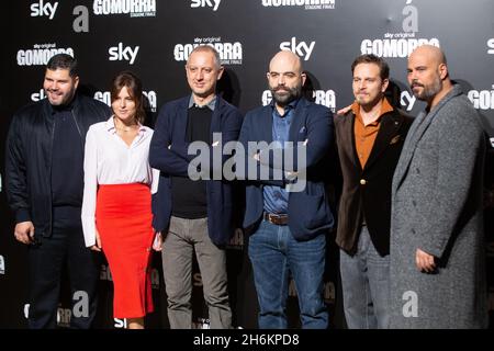 Marco d'Amore, Salvatore Esposito, Roberto Saviano, Ivana Lotito, Arturo Muselli et Claudio Cupellini assistent à la séance photo au Théâtre Brancaccio de Rome du ciel série originale 'Gomorra - la Serie' (photo de Matteo Nardone / Pacific Press/Sipa USA) Banque D'Images