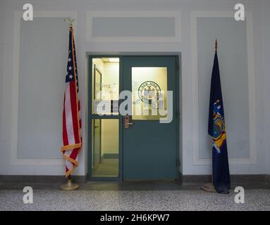 Porte d'entrée de la police du parc national de New York à l'intérieur du bâtiment Lincoln Baths au parc national de Saratoga Spa, Saratoga Springs, New York, États-Unis, 2021 © Kath Banque D'Images