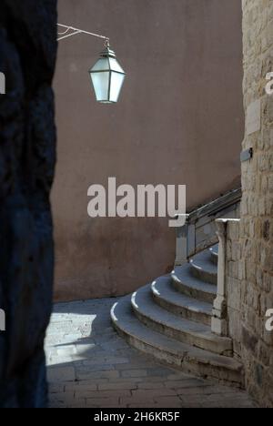 Allée déserte dans la vieille ville de Dubrovnik dans les remparts de la ville, Dubrovnik, Croatie. Banque D'Images