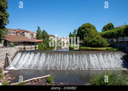 La rivière Jordane qui coule à Aurillac, Cantal, Auvergne, France Banque D'Images