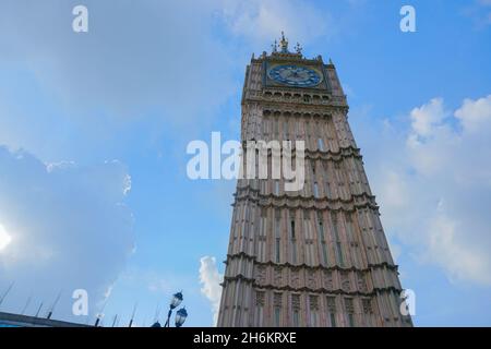 Kolkata, Bengale occidental, Inde - 20 juillet 2019 : montre Big Ben regardant au-dessus de la ville de Kolkata , une réplique de Big Ben de Londres fait à Laketown.Un célèbre à Banque D'Images