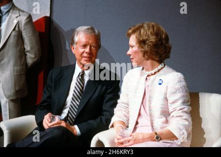 L'ancien président américain Jimmy carter, à gauche, et l'ancienne première dame Rosalynn carter, à droite, se sont opposés avant son discours devant le Congrès national démocratique de 1984 au Moscone Center de San Francisco, en Californie, le lundi 16 juillet 1984.Crédit: Arnie Sachs/CNP Banque D'Images