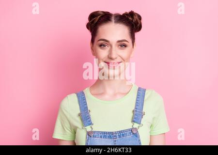 Photo portrait fille avec un petit pain souriant dans l'ensemble isolé couleur rose pastel Banque D'Images