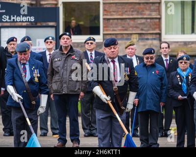 11.11.21 St Helens, Merseyside, Royaume-Uni.Les vetrans du service armé, les dignitaires civils et les membres du public se rappellent ceux qui ont perdu la vie pendant la guerre Banque D'Images