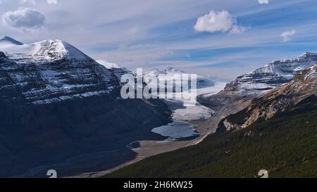 Vue imprenable sur le majestueux glacier Saskatchewan, qui fait partie du champ de glace Columbia, dans le parc national Banff, en Alberta, au Canada, dans la vallée des Rocheuses. Banque D'Images