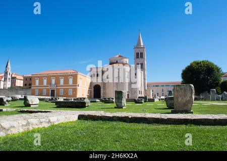 Zadar, Croatie: Belle vue de l'architecture historique, ancien Forum romain avec des vestiges en pierre et église Saint Donatus, célèbre place dans le centre-ville Banque D'Images
