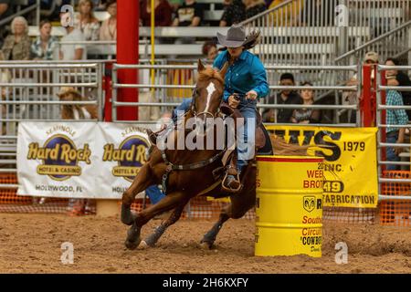 Davie, États-Unis.12 novembre 2021.Barrel Racing vu sur Southeastern circuit finals Rodeo à Davie, FL du 11 au 13 novembre 2021 pendant l'événement.(Photo par Yaroslav Sabitov/YES Market Media/Sipa USA) crédit: SIPA USA/Alay Live News Banque D'Images