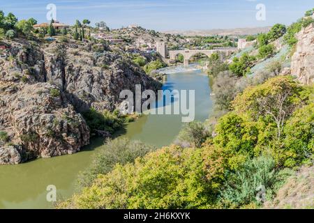 Pont Puente San Martin au-dessus de la rivière Tajo à Tolède, Espagne Banque D'Images