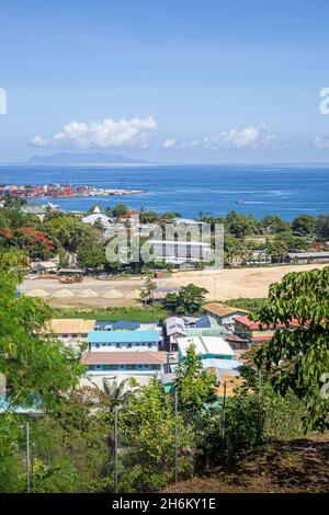 Vue sur l'île de Savo au loin, sur Chinatown à Honiara, Îles Salomon. Banque D'Images