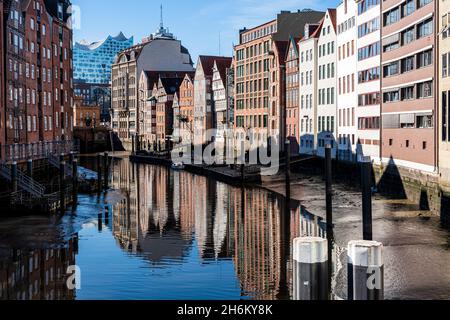 Hambourg, Allemagne : vue sur la célèbre Deichstrasse historique avec ses maisons traditionnelles colorées à colombages et son canal d'eau dans la vieille ville de Hambourg Banque D'Images