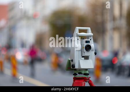 Photo d'une théodolite pour l'arpentage des terres sur le chantier de construction Banque D'Images