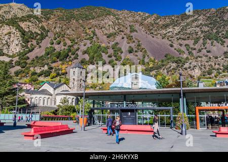 ANDORRE-LA-VIEILLE, ANDORRE - 28 OCTOBRE 2017 : Centre de congrès et église Sant Esteve en Andorre-la-Vieille Banque D'Images