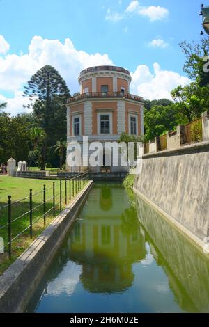 Tour de la Castelluccia, le Palais Royal de Caserta, construit par la Maison des Bourbon-deux Siciles comme leur résidence principale comme rois de Naples. Banque D'Images