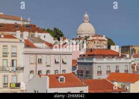 Vue sur le Panthéon national de Lisbonne depuis le point de vue de Miradouro de Santa Luzia, Portugal Banque D'Images