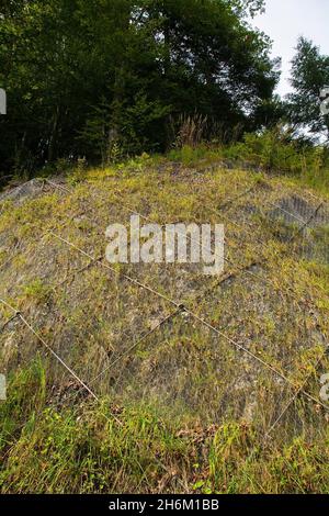 Filet de protection en pente à maillons de chaîne sur Monte Ruke, ne Italie.Système de stabilisation utilisé pour fixer les roches lâches et instables Banque D'Images