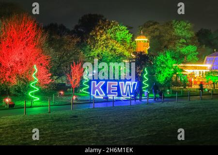 Kew Gardens, Londres, Royaume-Uni.16 novembre 2021.Noël à Kew revient aux Jardins botaniques royaux de Kew pour sa 9e année avec un sentier spectaculaire d'installations lumineuses pour les visiteurs.Credit: Imagetraceur/Alamy Live News Banque D'Images