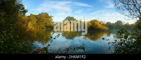 Le lac du cimetière sur Southampton Common en automne.Southampton, Angleterre. Banque D'Images