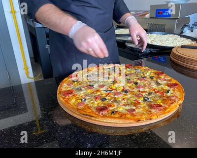 Pizza faite à la main et préparée par un maître de pizza en Turquie Banque D'Images