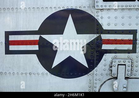 Un logo rond rouge, blanc et bleu indiquant un avion militaire des États-Unis d'Amérique est peint de près sur un hélicoptère.Cet insigne ver Banque D'Images